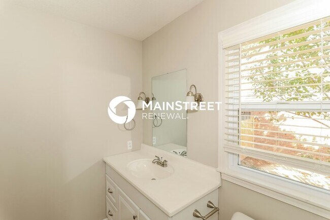 Building Photo - 4 Bedroom Pet-Friendly Home in Memphis, TN with Main Street Renewal
