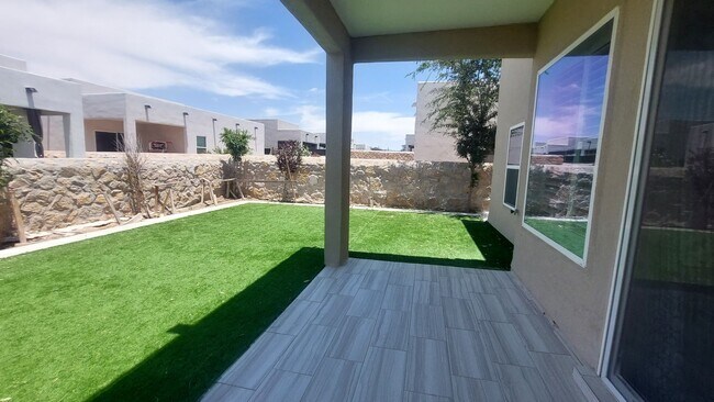 Building Photo - Beautiful 4 bedroom 2.5 bathroom home! READY NOW