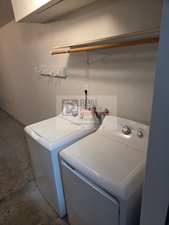 Building Photo - Check Out This Completely Remolded 3 Bedroom, 2.5 Bath Townhome!