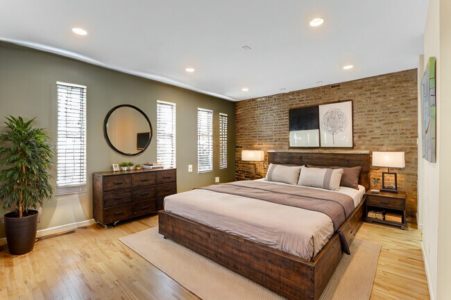 Building Photo - 944 W Lake St