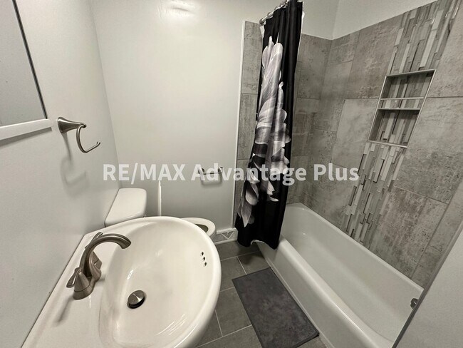 Building Photo - Spacious 4-Bedroom Home in Town of Farmville!