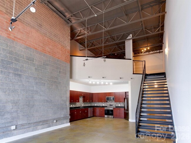 Building Photo - 927 Westmere Ave