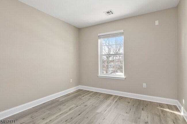 Building Photo - 158 N Auten Ave