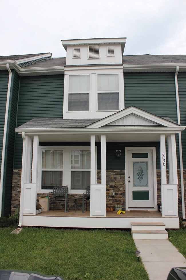 Primary Photo - 3 Bedroom, 3.5 Bath Townhouse with Full Fi...