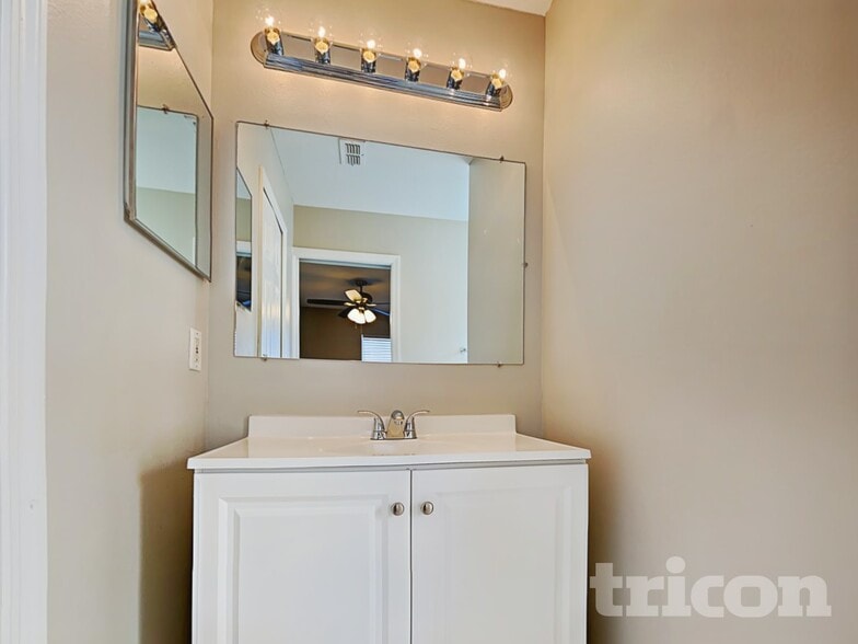 Building Photo - 1194 Algoma St