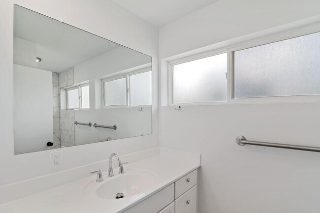 Building Photo - 1159 300 W