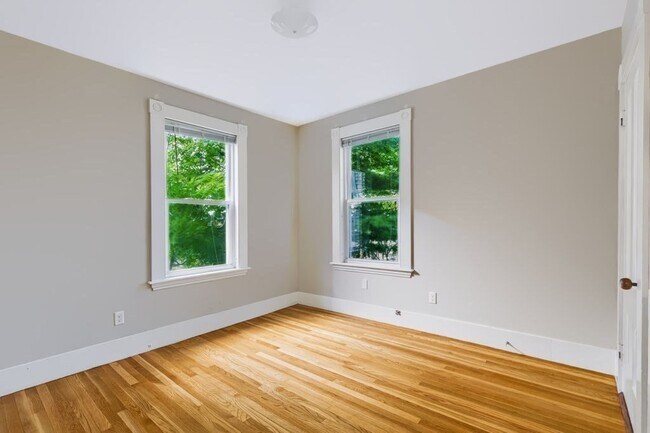 Building Photo - 37 Thorndike St
