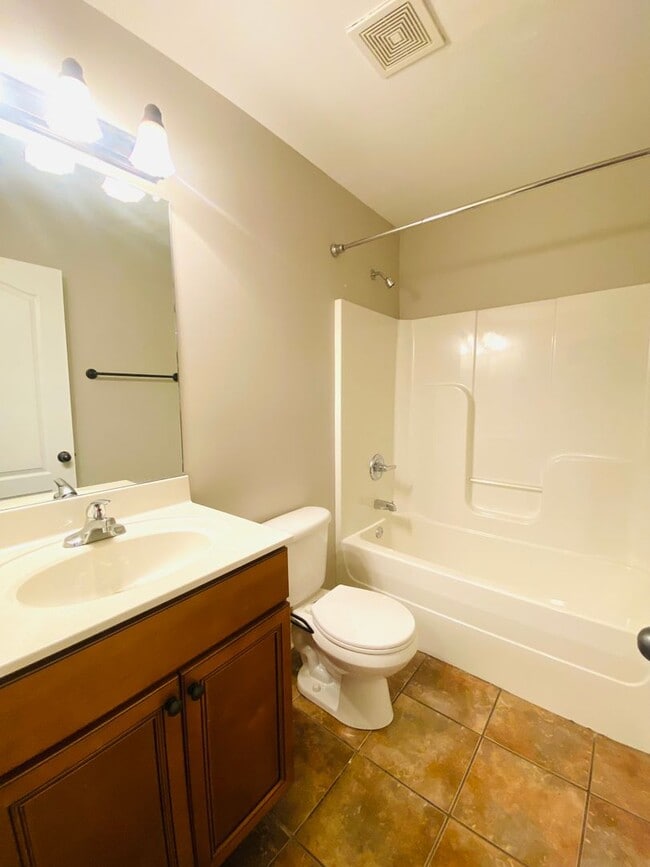 Building Photo - 1728 Thistlewood Dr