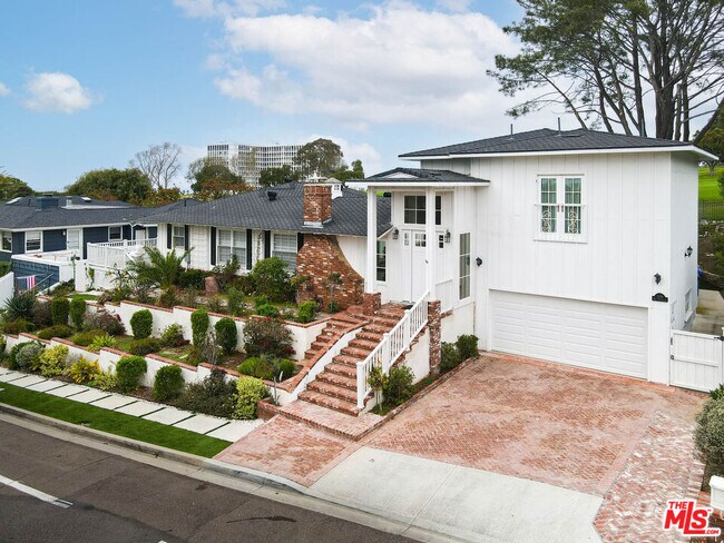 Building Photo - 1110 W Muirlands Dr