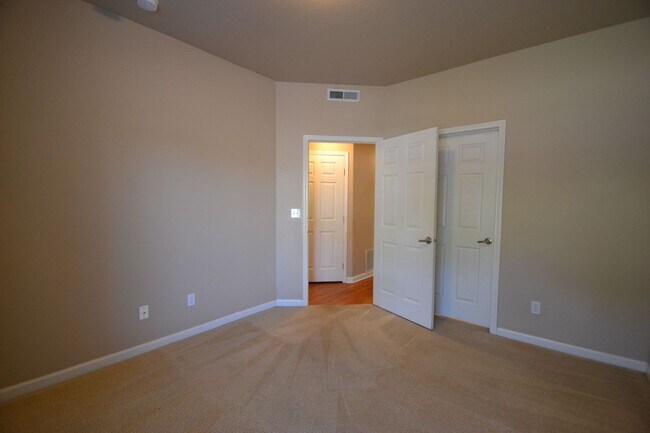 Building Photo - 6924 Ash Creek Heights