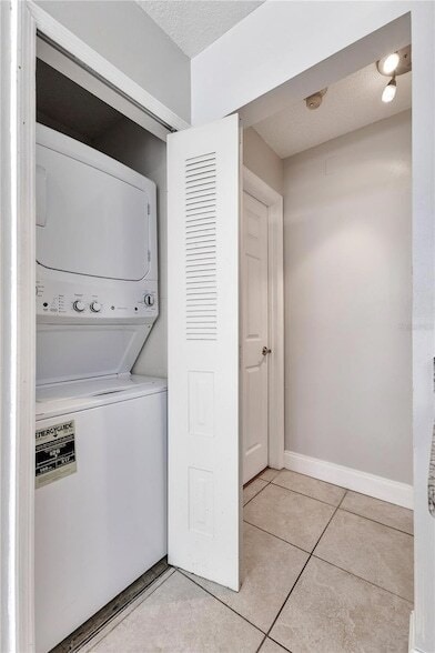 Building Photo - 955 Forest Ridge Ct