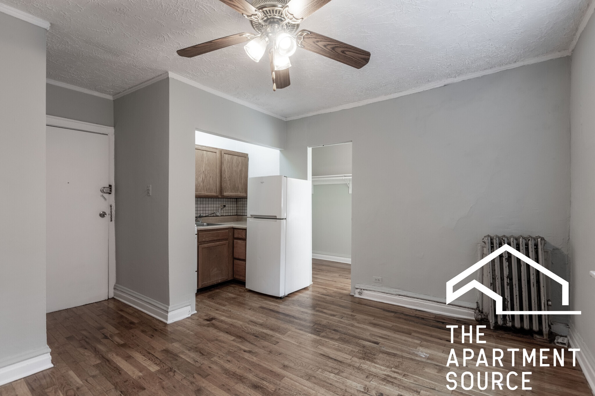 Building Photo - 717 W Belmont Ave