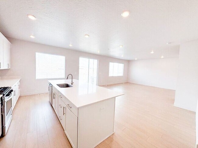Building Photo - 414 W Snowberry Dr