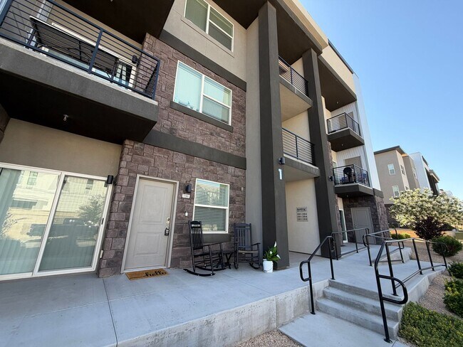 Primary Photo - JULY RENT FREE! FULLY FURNISHED ONE BEDROOM FOR RENT IN DESERT COLOR!