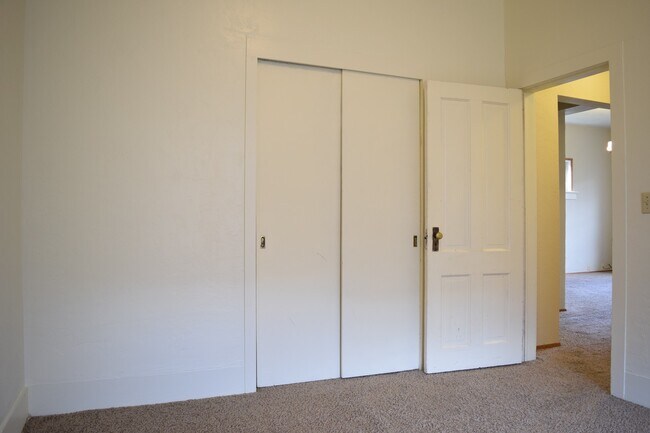 Building Photo - POL5