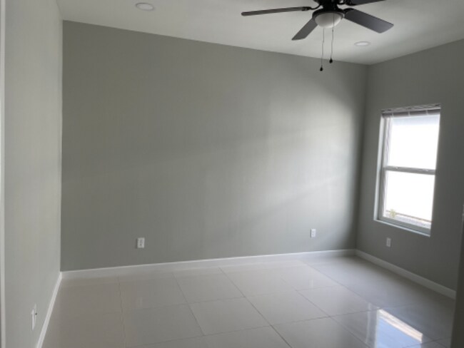 Building Photo - 2507 N Vineyard Ave