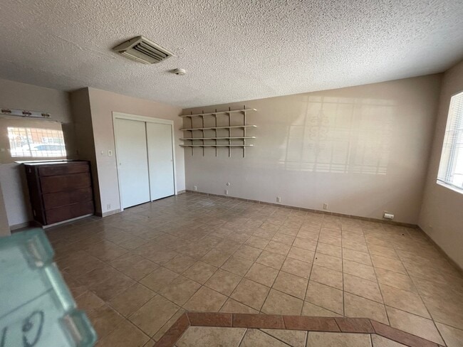 Building Photo - Large Studio