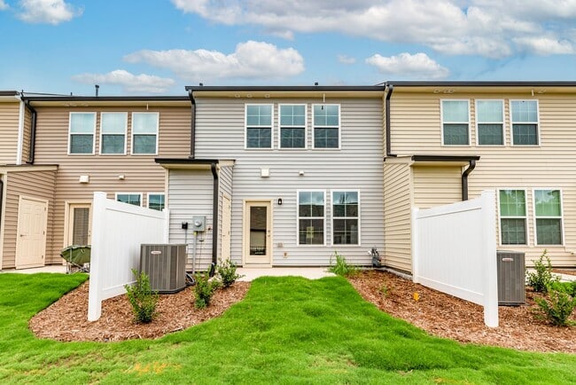 Building Photo - Available Early July - 3 Bed, 2.5 Ba in Convenient Location! Pet Friendly!