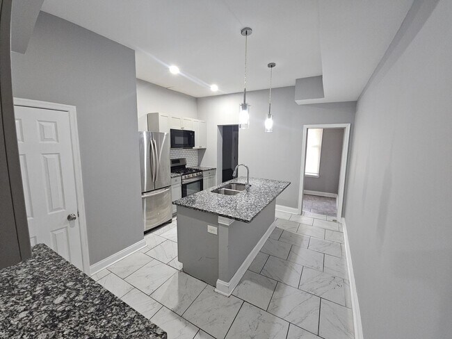 Building Photo - 5 Bedroom Townhouse in Pigtown