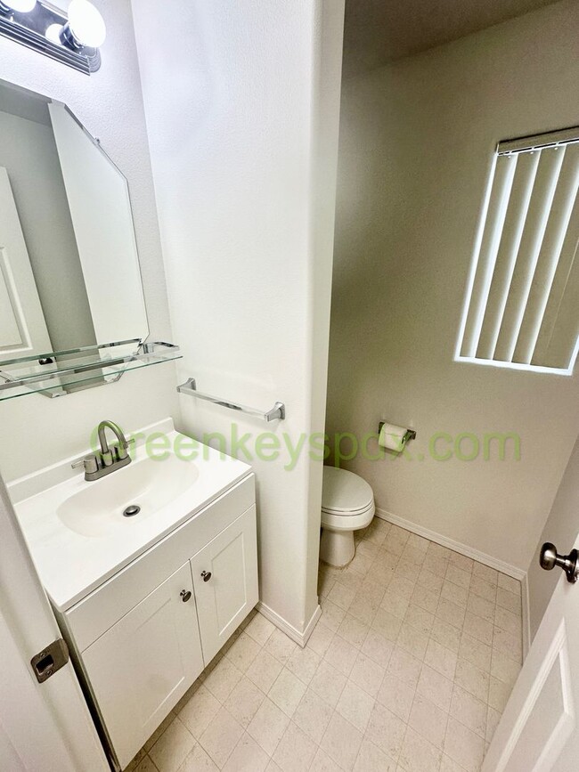 Building Photo - Amazing 2-Bedroom Townhouse with 2.5 Bathrooms, Attached Garage, Private Fenced Patio