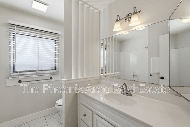Building Photo - 447 E Carson Dr