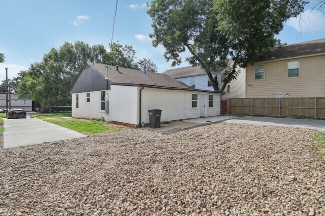 Building Photo - 1105 N Sylvania Ave