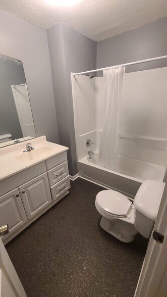 Building Photo - 225 Lexington Rd