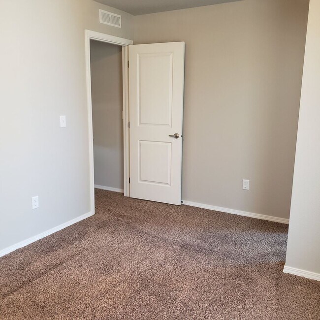 Building Photo - AB1452