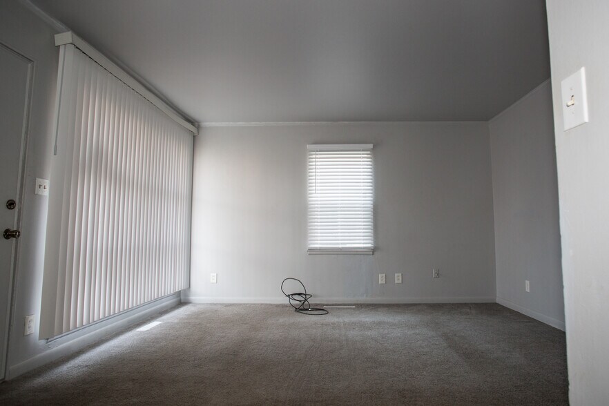 Carpeted living room with new blinds. - 10631 Saratoga st