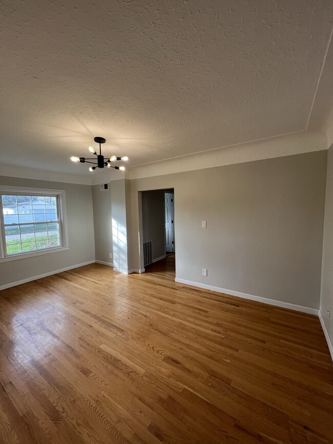 Family room - 430 S Webik Ave