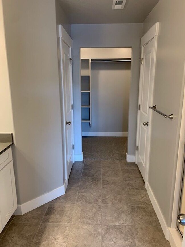 Building Photo - Beautiful Townhome in Great Location!