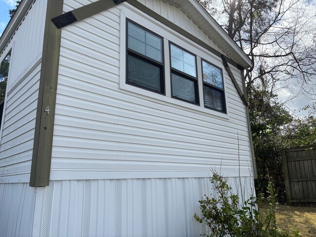 Building Photo - 8907 Deerwood Dr