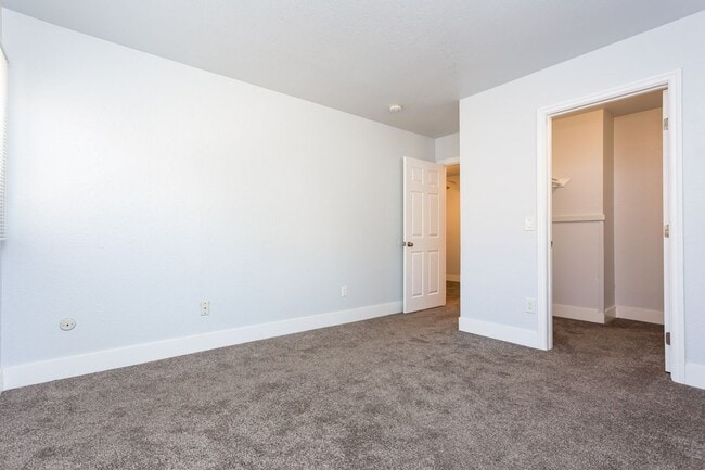 Building Photo - Cozy Condo in Gated Community!