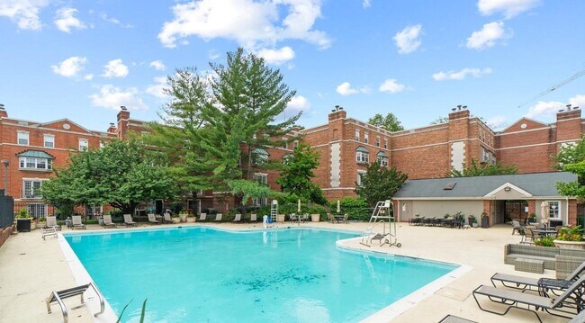 Building Photo - Sunny & Renovated 2BR 1BA in NW DC McLean Gardens Oasis!