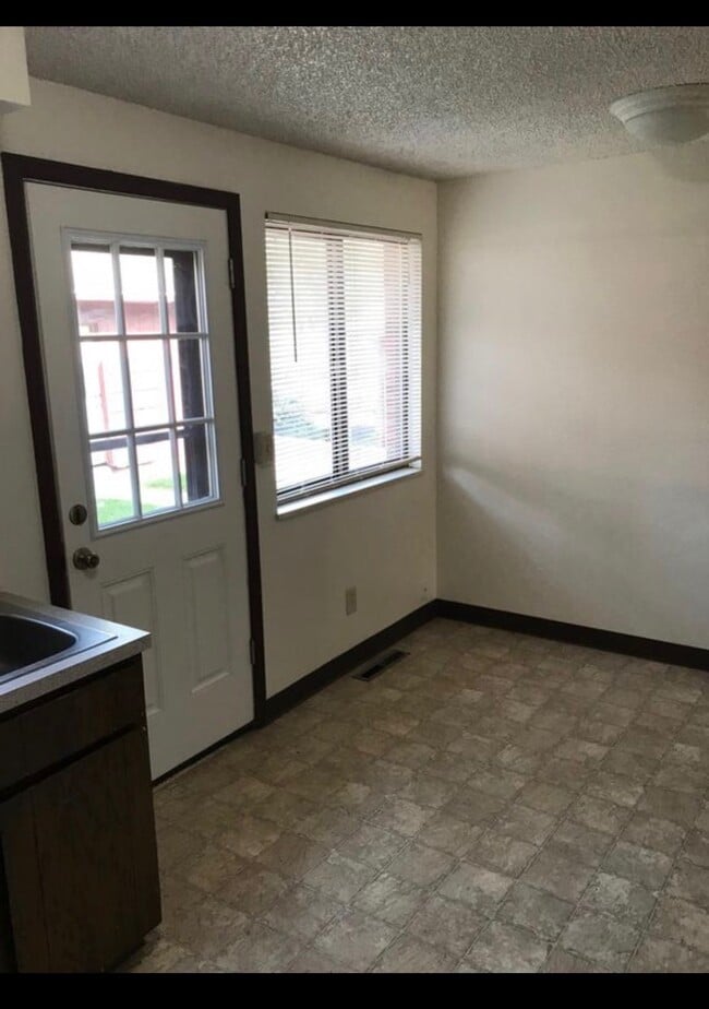 Building Photo - 1720 Cambridge Dr