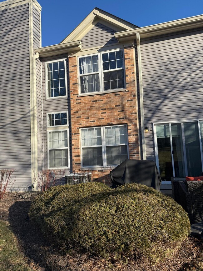 Building Photo - 160 Crescent Ln