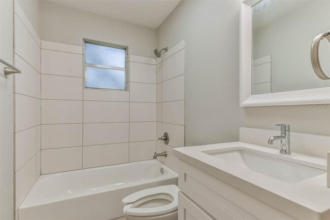 Building Photo - 704 E 37th St