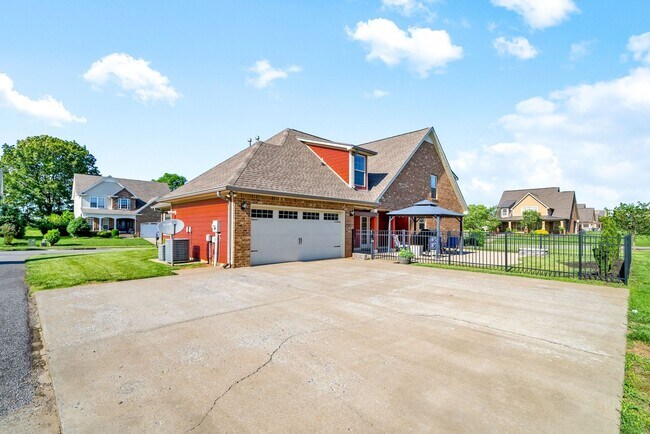 Building Photo - Beautiful Craftsman Style Home Waiting for...
