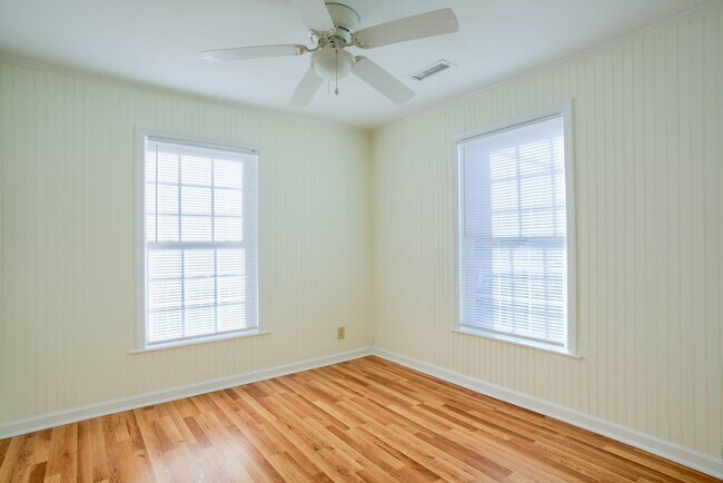 Building Photo - Waterfront Cottage - Newly Renovated!
