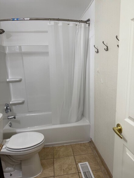 Bathroom - 165 W 250 N