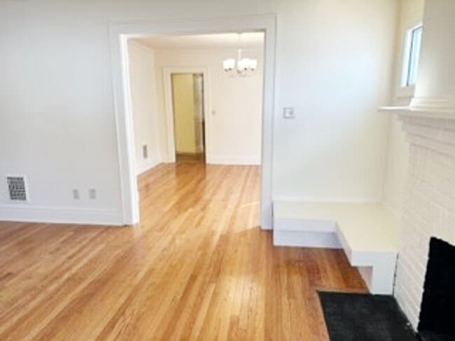 Building Photo - Newly Renovated Bright 2nd Floor Flat - 6/...
