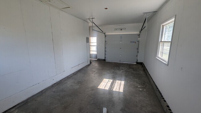 Building Photo - 2221 Millwood Dr