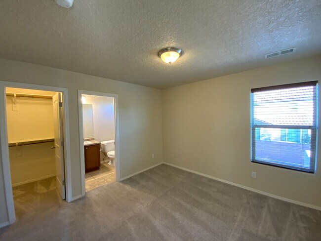 Building Photo - 4 Bedroom Home Available Near Golf Course ...