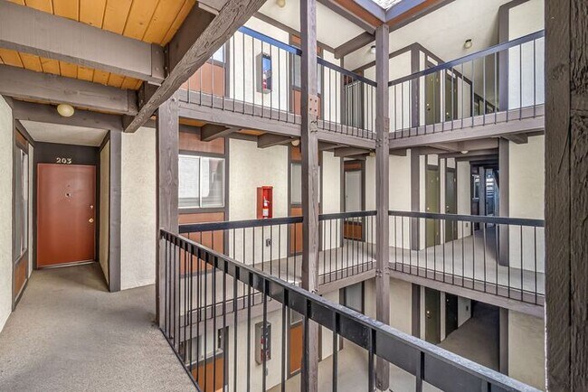 Building Photo - Easy Living Starts Here | 2 Bedroom Lakeside Condo