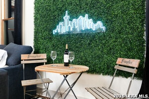 Building Photo - 325 Montana St