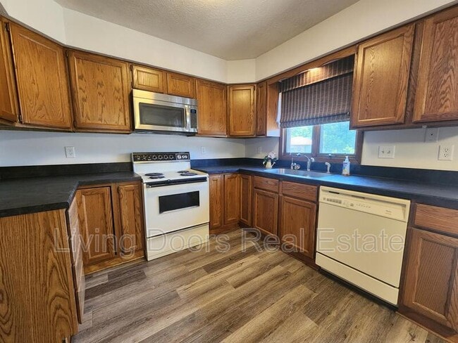 Building Photo - 1710 Eastridge Ave