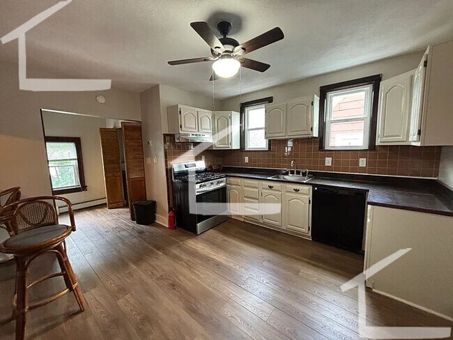 Building Photo - Spacious 1-Bedroom with Washer/Dryer in Unit!