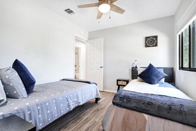 Building Photo - 6807 Skynook Dr