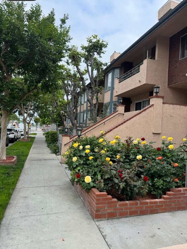 Building Photo - 415 S Verdugo Dr