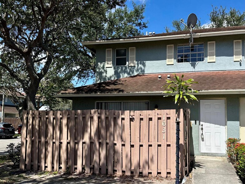 Building Photo - 1631 Cypress Way E